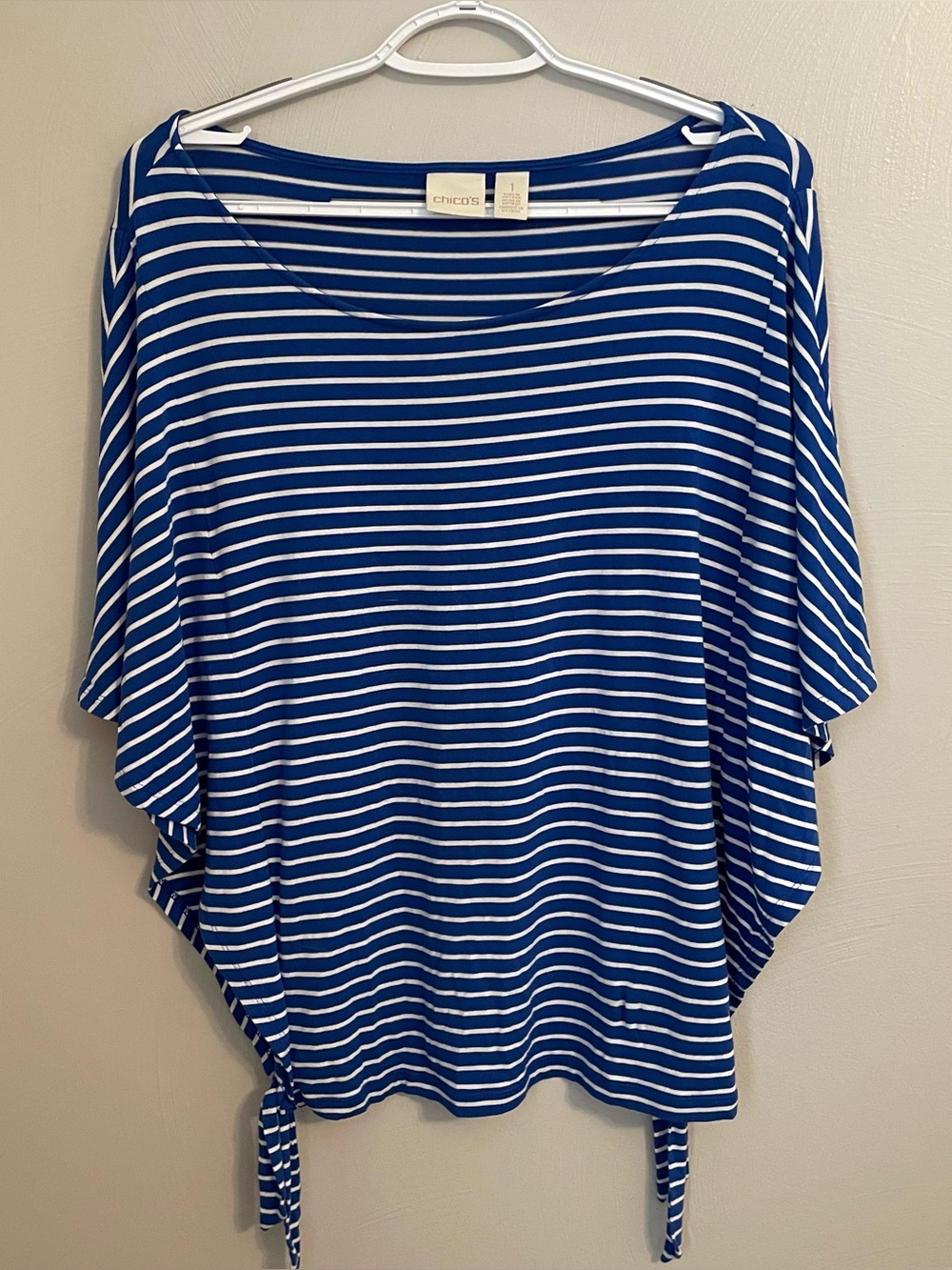 Chicos Women’s Blouse With ties on the side Size 1